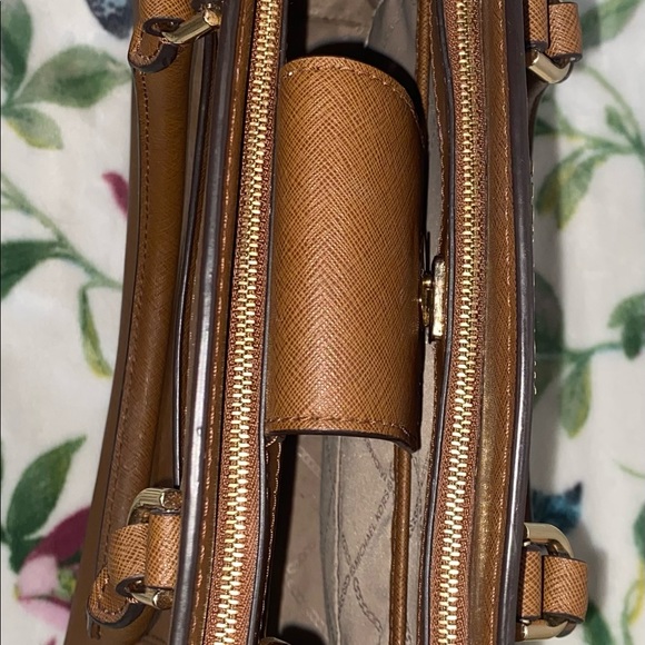 Michael Kors full size purse - Picture 4 of 8